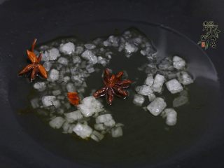 4、好看更好吃的红烧牛肉面,热锅凉油，放八角小火炸香，接着放冰糖。