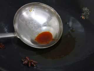 5、好看更好吃的红烧牛肉面,小火慢炒出糖色，不能过火，不然会发苦。