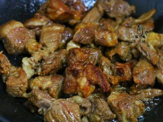 6、好看更好吃的红烧牛肉面,倒入牛肉，快速炒匀，让牛肉均匀上色。由于我边操作边拍照，所以有些许不匀。