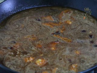 8、好看更好吃的红烧牛肉面,添加清水，一次性加足，这里不要加热水。