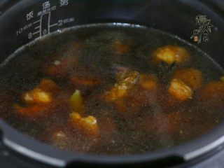 11、好看更好吃的红烧牛肉面,然后倒入电压力锅，放入山楂，盖上锅盖，启动锅子。程序结束，调入适量盐。