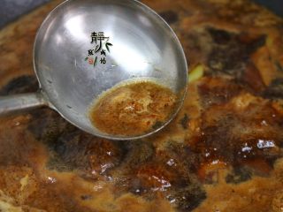 9、好看更好吃的红烧牛肉面,水开后有浮沫出现，要及时把它用勺子撇掉。