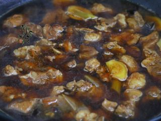 10、好看更好吃的红烧牛肉面,直到把它全部撇出来。