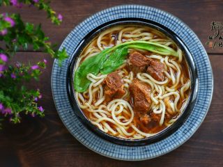 14、好看更好吃的红烧牛肉面,然后把面条下锅煮熟，碗中备好牛肉汤，把面捞到汤中，再加几块牛肉，烫点儿青菜也放进去。