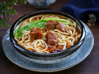15、好看更好吃的红烧牛肉面,牛肉面就做好了。