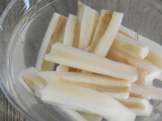 2、五花肉这么做，比红烧肉还要好吃百倍,将藕条放入清水中，防止氧化