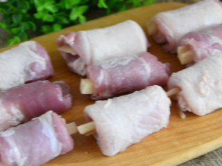 5、五花肉这么做，比红烧肉还要好吃百倍,再将藕条卷入肉片中