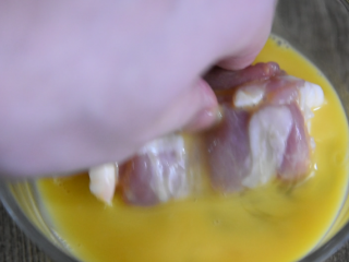 7、五花肉这么做，比红烧肉还要好吃百倍,将肉卷过蛋液