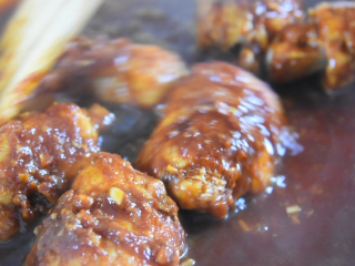 12、五花肉这么做，比红烧肉还要好吃百倍,倒入肉卷，炒至酱汁完全包裹肉卷