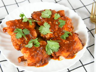 14、五花肉这么做，比红烧肉还要好吃百倍,开盖盛出，撒上香菜叶就完成啦~！