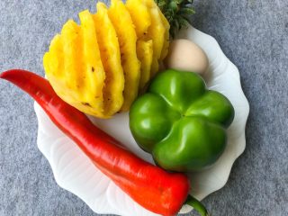 2、菠萝咕噜肉,菠萝半个,红辣椒1个,青圆椒半个,鸡蛋1个