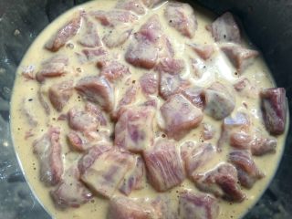 6、菠萝咕噜肉,再加入60g红薯粉,搅拌至无颗粒状态