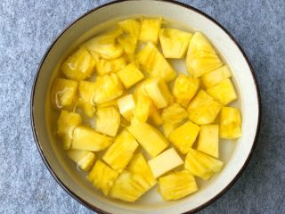 7、菠萝咕噜肉,菠萝切成小块,用盐水浸泡20分钟,浸泡好沥水待用