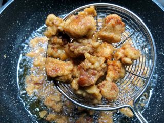 11、菠萝咕噜肉,肉块炸好捞起来控干油,盛入盘里待用