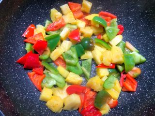 12、菠萝咕噜肉,锅里剩少许底油,放入青红椒和菠萝炒至断生,盛入盘里待用
