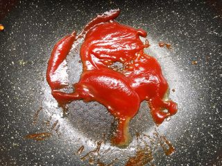 13、菠萝咕噜肉,把60g番茄酱倒入锅里,小火炒一下