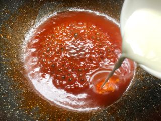 15、菠萝咕噜肉,倒入水淀粉,快速搅匀,粘稠度自己控制