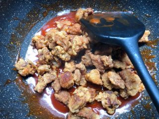 16、菠萝咕噜肉,倒入炸好的肉块