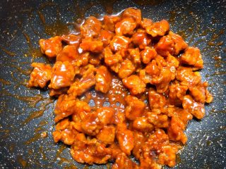 17、菠萝咕噜肉,翻炒至肉块把酱汁全部吸收
