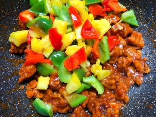 18、菠萝咕噜肉,倒入青红椒和菠萝块