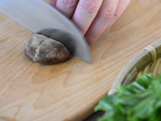 1、生菜就要这样做，美味下饭又不失营养,香菇洗净，切成4/1块备用