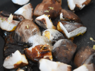 4、生菜就要这样做，美味下饭又不失营养,倒入15g生抽、4g糖、2g胡椒粉，炒匀