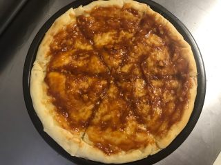 15、秘制芝心卷边披萨,烤好的饼皮切成6-8块儿，抹上适量的自制披萨酱。