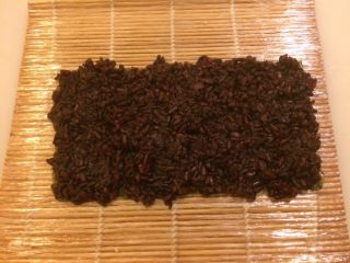 2、????寿司黑米卷????,黑米寿司饭均匀铺满紫菜