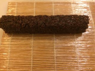 5、????寿司黑米卷????,包好成卷