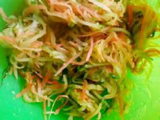 1、寿司卷,将青笋，胡萝卜，黄瓜炒熟