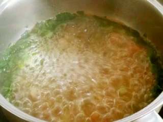 2、寿司卷,加水，开了后倒入青菜叶子十秒钟加入自制虾粉，一点点盐调味