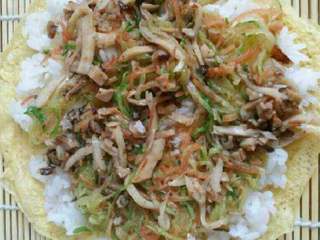 3、寿司卷,开始卷蛋卷