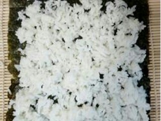 7、营养五色寿司,将米饭平铺在海苔上