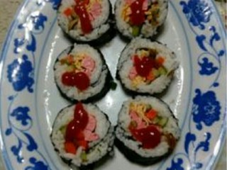 11、营养五色寿司,装盘子里  放入番茄酱更好看美味    营养的五色寿司完成啦