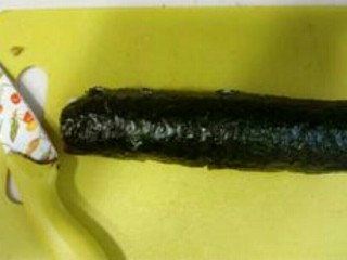 10、营养五色寿司,卷好寿司拿掉竹席    防止砖般上     用刀子控制住力切   保持刀的湿度  以免粘到米饭影响美观