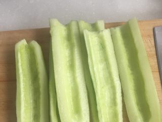 1、紫菜包饭,黄瓜去皮去瓤，洗净