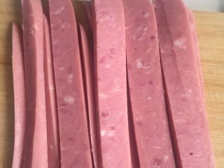 3、紫菜包饭,火腿肠切长片