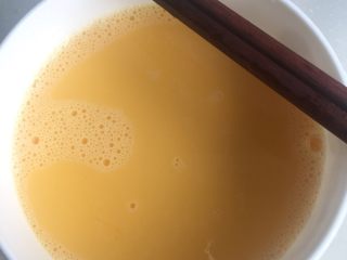 4、紫菜包饭,鸡蛋加少许盐打散