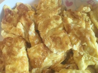 5、紫菜包饭,热油锅，倒入蛋液煎熟