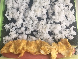 7、紫菜包饭,取海苔一片，将所有材料平铺在上面