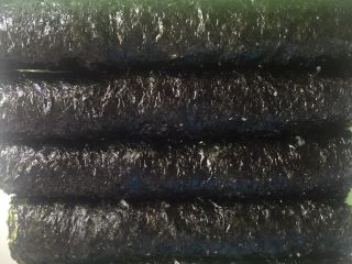 8、紫菜包饭,将海苔小心卷起来，尽量压紧了卷