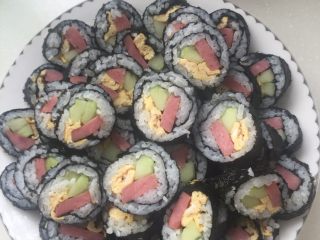 9、紫菜包饭,将寿司卷切成小块，码盘