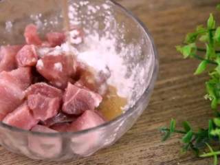 1、“八宝辣酱”味道辣鲜而略甜,十分入味,老少都爱!,1.撒入盐、淀粉、黄酒、拌匀腌制10分钟