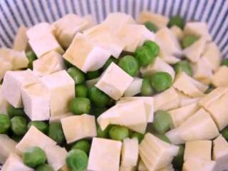 2、“八宝辣酱”味道辣鲜而略甜,十分入味,老少都爱!,2.笋丁、豆腐丁、豌豆焯水备用