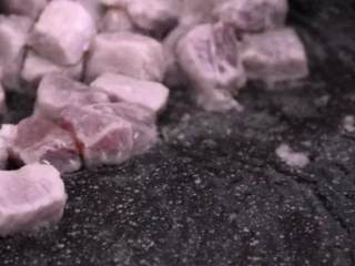 3、“八宝辣酱”味道辣鲜而略甜,十分入味,老少都爱!,将肉丁过油,滑至断生备用