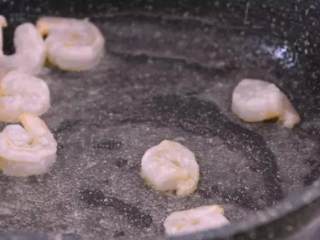 4、“八宝辣酱”味道辣鲜而略甜,十分入味,老少都爱!,虾仁加盐抓匀,过热油快速翻炒下,备用