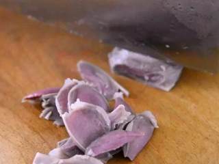 5、“八宝辣酱”味道辣鲜而略甜,十分入味,老少都爱!,鸭胗焯水,切片备用