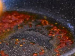 6、“八宝辣酱”味道辣鲜而略甜,十分入味,老少都爱!,热锅起油,下辣椒酱,煸炒出红油