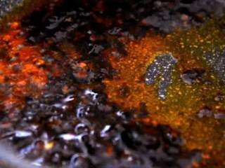 7、“八宝辣酱”味道辣鲜而略甜,十分入味,老少都爱!,再加入甜面酱、豆瓣酱,炒匀