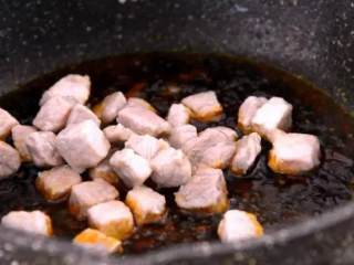 8、“八宝辣酱”味道辣鲜而略甜,十分入味,老少都爱!,下肉丁、鸭胗、黄酒,翻炒均匀